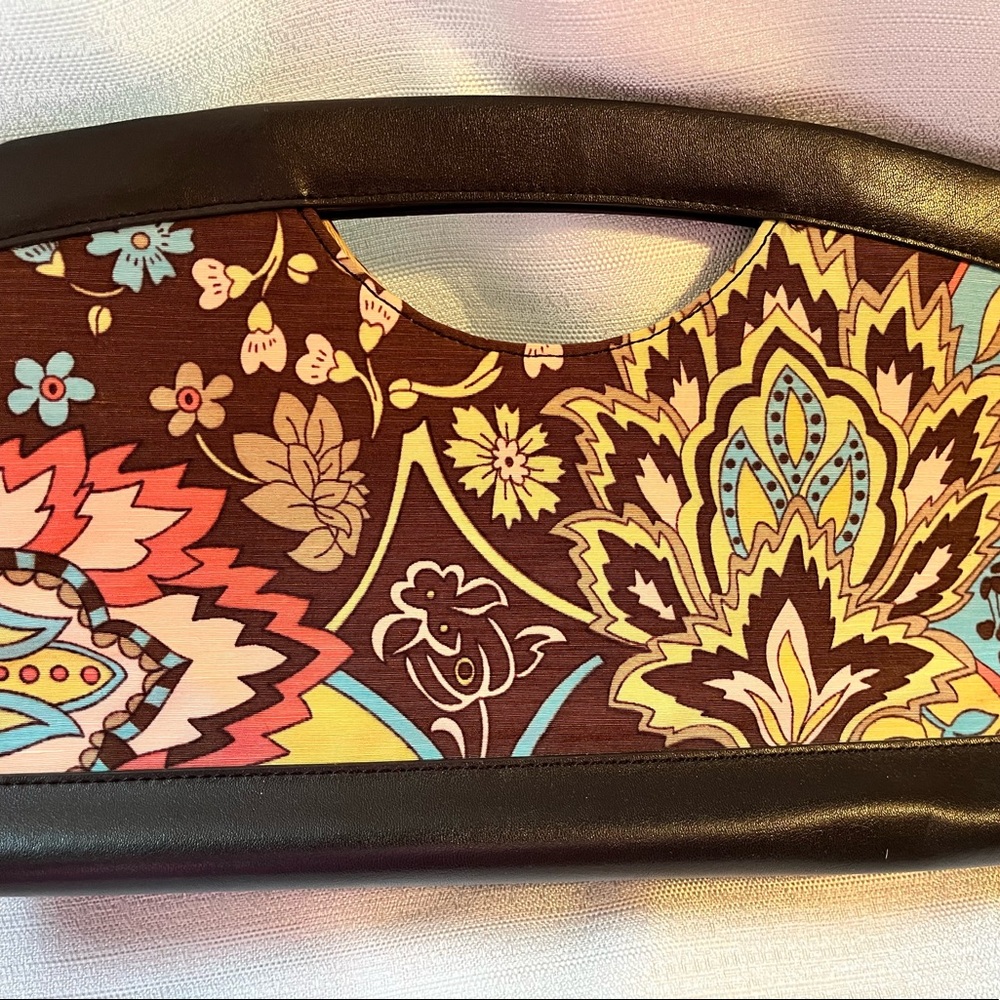 Dynamic, patterned clutch purse with magnetic closure.